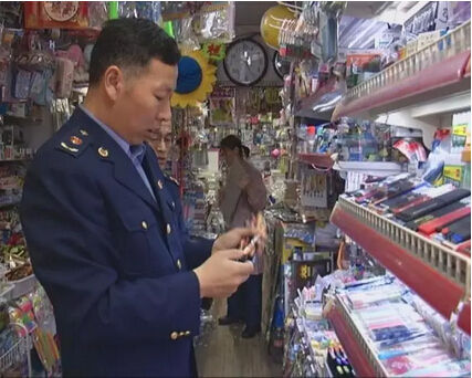 宽平小学一文具店卖玩具“烟”学生“吞云吐雾”