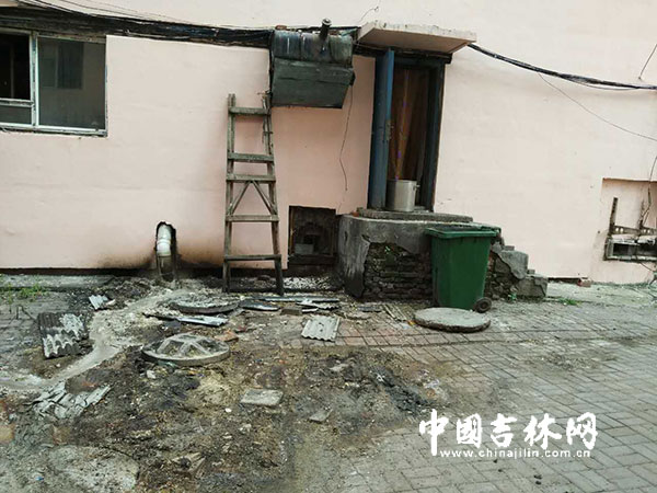 吉林市一小区满地泔水大便 居民出行不方便