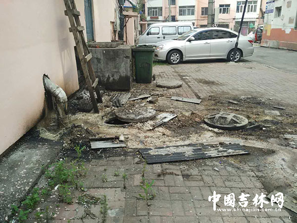 吉林市一小区满地泔水大便 居民出行不方便
