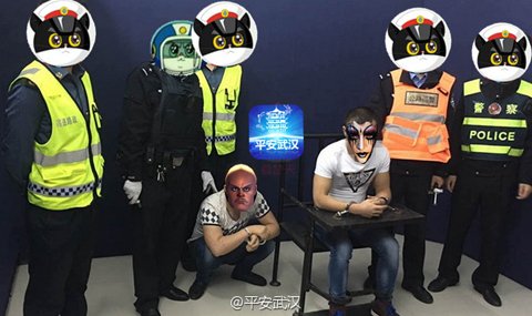 警和被缉查男子的面部均被打上黑猫警长等马赛克。图片来自网络