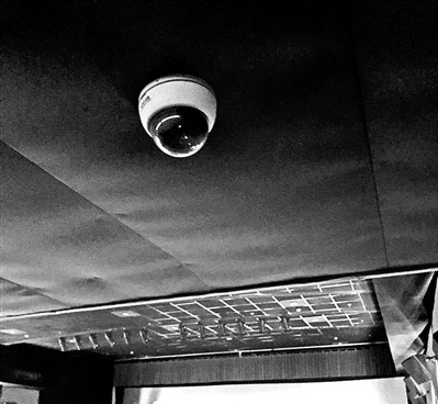 情侣看电影别太亲密 监控360度无死角?