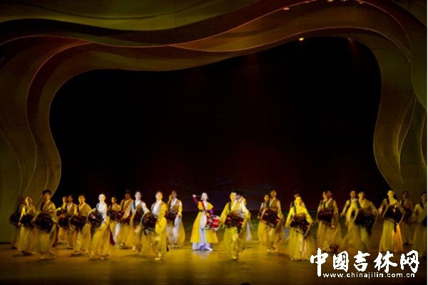 中国朝鲜族原创舞剧《阿里郎花》在长春东方大剧院隆重上演