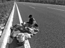 华商报讯（记者 薛望）乾县一名男子去西安打工，竟徒步上高速路，因实在困乏，便解开行囊躺在快车道上睡觉。这危险的一幕幸被巡逻的高速交警发现，及时救助并护送男子下高速搭乘公交车。