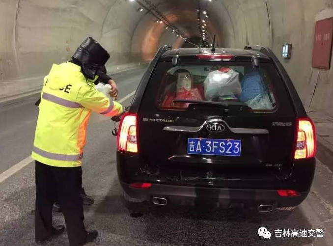 婴儿抛锚车内受冻 高速交警紧急援助
