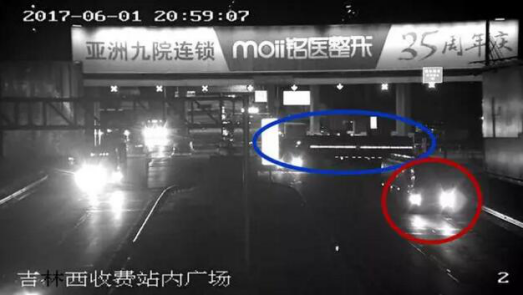 两罐车在吉林西收费站内广场掉头