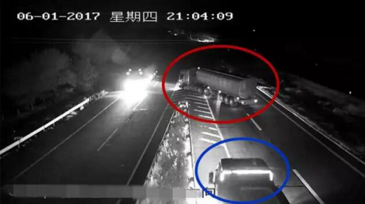 两罐车在珲乌高速405公里处再次掉头
