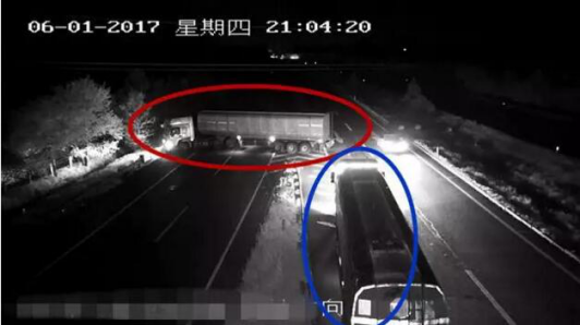 两罐车掉头过程中一旁小轿车停车避让