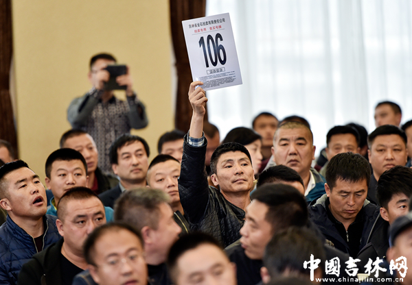 现场拍卖的第一辆车为一辆里程56.6万公里的丰田陆地巡洋舰4500，起拍价65000元，最后被106号竞拍者以7.3万元收入囊中
