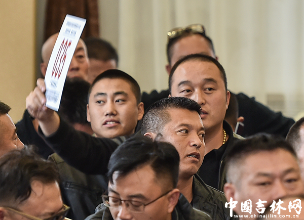 现场拍卖的第四十五辆车为一辆里程14万的丰田霸道，起拍价138000元，为全场最高，最后被035号竞拍者以21.6万元收入囊中