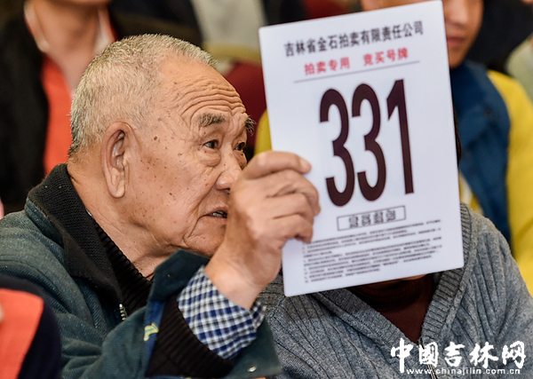 本场竞拍会年龄最大的竞拍者——331号竞拍者，以7.3万的价格拍得一辆13.5万公里的本田奥德赛，起拍价54600
