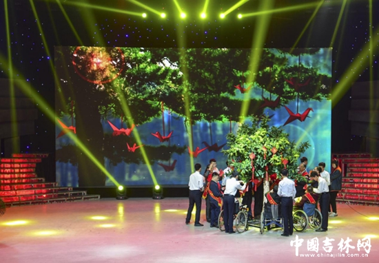 “吉林好人•自强之星标兵”将千纸鹤系在许愿树上